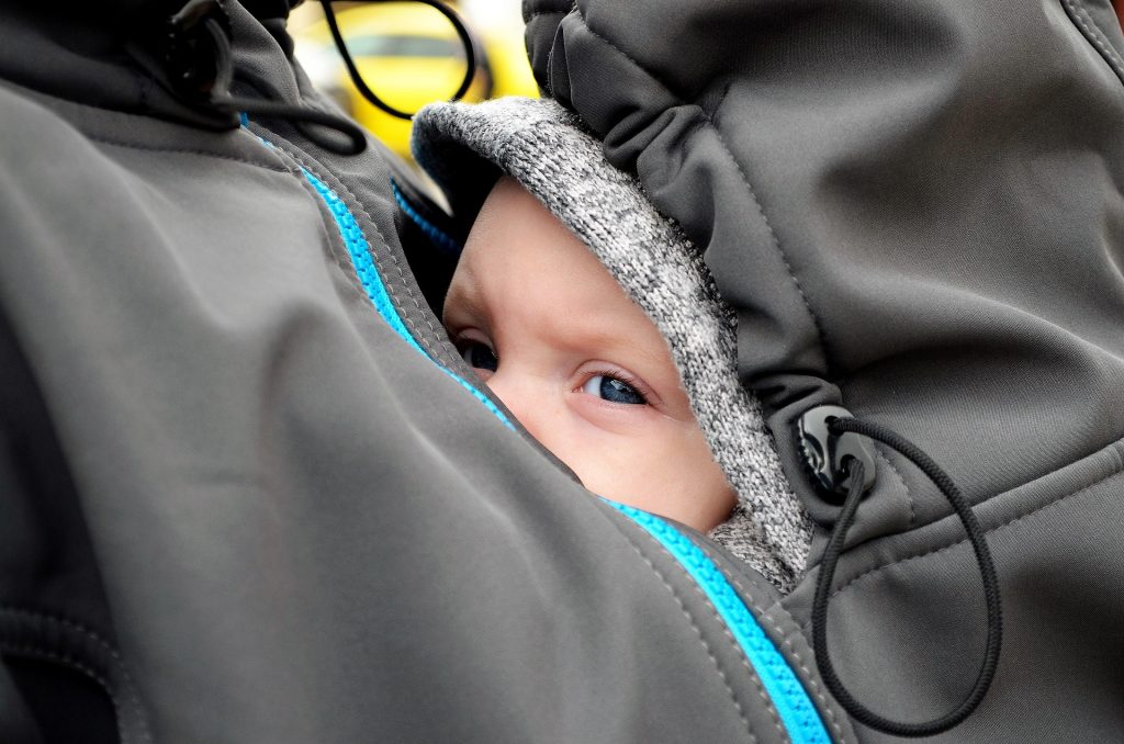 Porte bébé calllin : l’allié des mamans actives pour un portage confortable et sécurisé